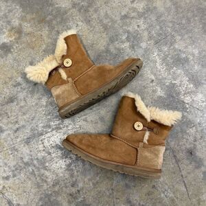 UGG Women's Mini Bailey Button II in Chesnut